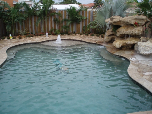 www.miamicustompoolsandspas_custom_pools__1_.JPG